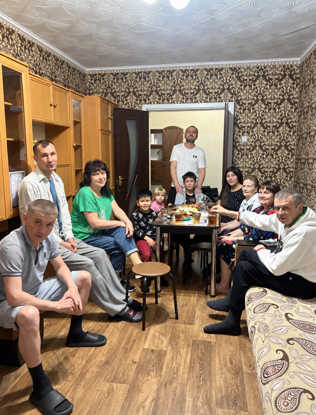 Общение за общим столом — фото центра Выход есть